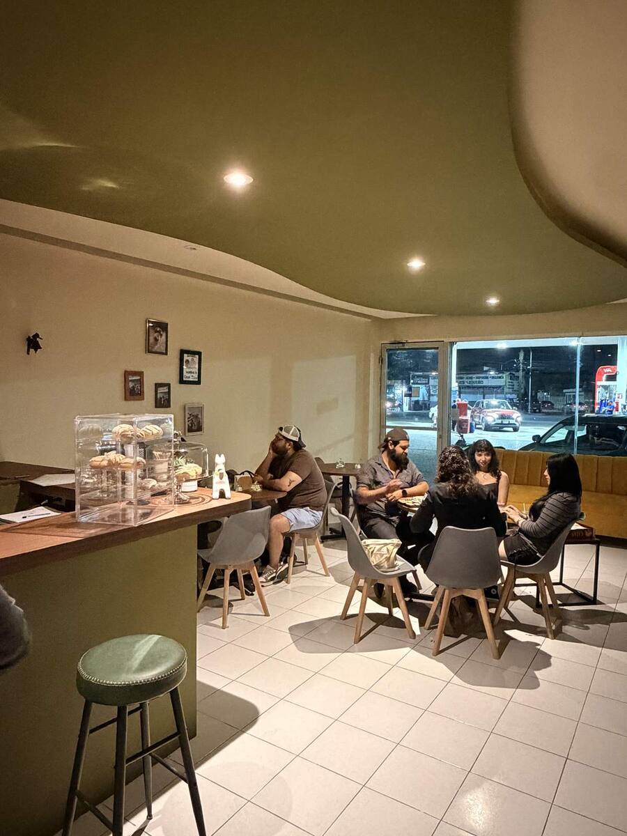Clientes disfrutando el ambiente de Taza Mía